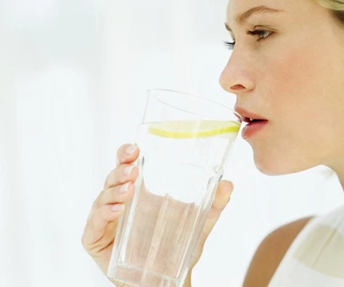 Uống nước chanh vào sáng sớm mang lại những bất ngờ cho sức khỏe