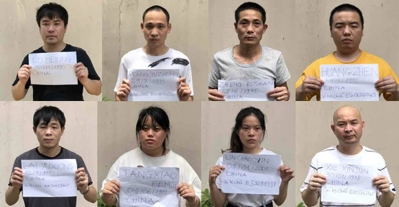 8 người Trung Quốc bị lực lượng chức năng TP.HCM phát hiện ở công viên Gia Định.