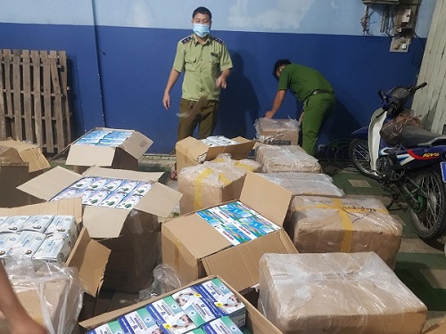 An Giang: Tạm giữ gần 75.000 chiếc khẩu trang và gần 1 tấn quần áo đã qua sử dụng