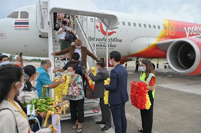 Hành khách trên chuyến bay đầu tiên cũng được hãng gửi tặng những phần quà lưu niệm và được chào đón nồng nhiệt khi hạ cánh với các vòng hoa tươi thắm từ đại diện sân bay và văn phòng Tổng cục du lịch Thái Lan tại Nakhon Si Thammarat.