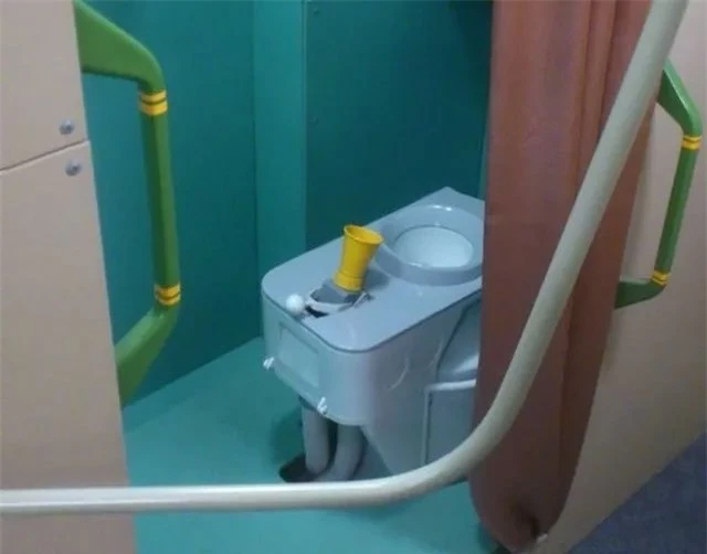 Đây là loại toilet đặc biệt dành cho các phi hành gia, trong điều kiện không trọng lực ở ngoài vũ trụ.