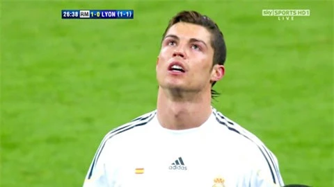 Ronaldo thẫn thờ khi Real bị Lyon loại ở 1/8 Champions League mùa 2009/10