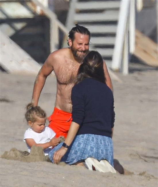 Bradley Cooper cởi trần ngồi cạnh Jennifer Garner và con gái anh trên bãi biển Malibu, California hôm 6/8. Hai ngôi sao trò chuyện rất vui vẻ.