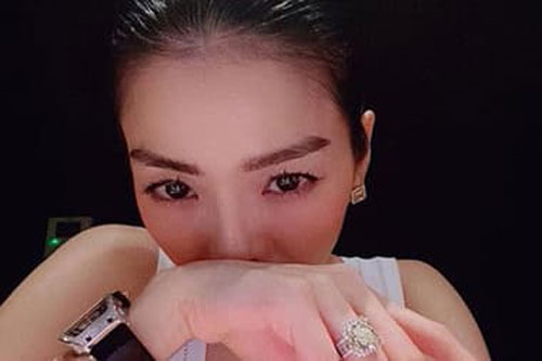 Lệ Quyên khoe từ nhẫn kim cương đến đồng hồ 4,2 tỷ, nhìn mà 'choáng'