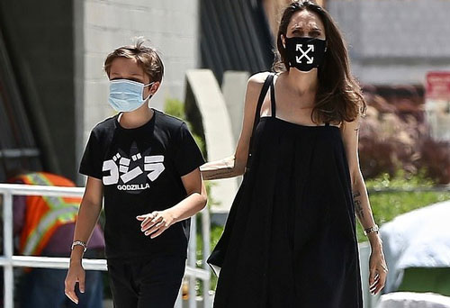 Angelina Jolie đeo khẩu trang họa tiết khác lạ giá 105 USD