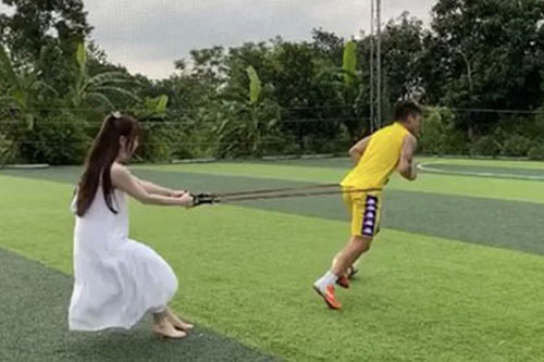 Huỳnh Anh giúp Quang Hải rèn thể lực khi nghỉ dịch Covid-19