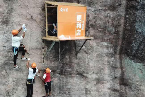 'Độc nhất vô nhị': Cửa hàng trên vách đá bán nước cho du khách leo lên núi