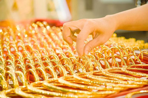 Giá vàng vượt mốc 62 triệu đồng/lượng: Thị trường tấp nập giao dịch mua bán