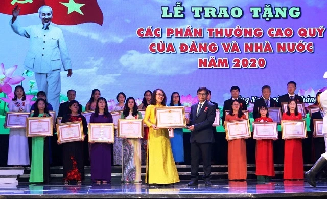 Ông Nguyễn Sơn Hùng, Phó Chủ tịch thường trực HĐND tỉnh Đồng Nai trao bằng khen cho bà Nguyễn Minnh Nguyệt, Giám đốc ngành hàng thực phẩm - đại diện Công ty Nestle' Việt Nam.