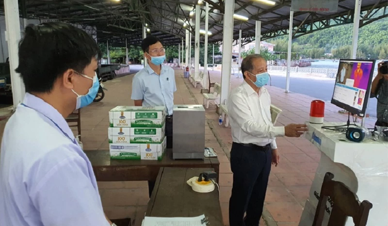 Chủ tịch UBND tỉnh Thừa Thiên Huế Phan Ngọc Thọ kiểm tra phương tiện, trang thiết bị tại chốt kiểm soát y tế số 5 tại huyện Phú Lộc, sáng sớm ngày 7/8.