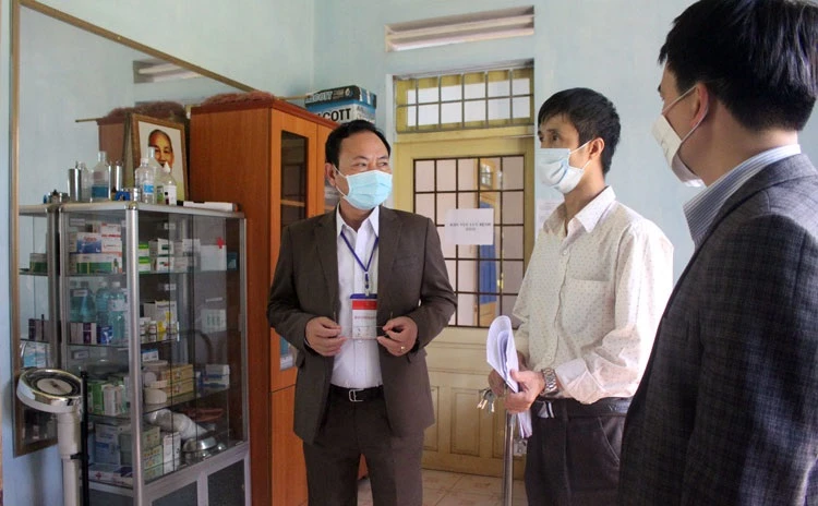 Phó Chủ tịch UBND tỉnh Lâm Đồng Nguyễn Văn Yên kiểm tra phòng y tế tại điểm thi Trường THPT Đức Trọng (Ảnh: Báo Lâm Đồng).