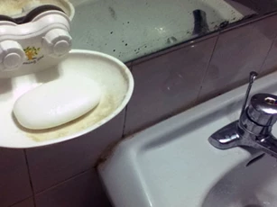 Hai loại vi khuẩn nguy hại thường có trong cục xà phòng ở nhà vệ sinh công cộng