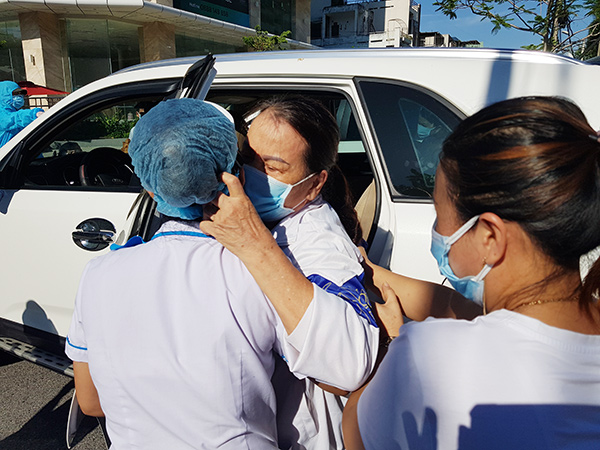 Nụ hôn xúc động của bệnh nhân rời Bệnh viện C Đà Nẵng sau khi kết thúc phong tỏa