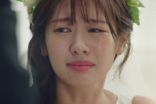 Chuẩn bị trao nhẫn thì điện thoại chồng bỗng réo inh ỏi, anh bối rối rút ra nghe nhưng một câu nói tiết lộ sự thật khiến tôi "ngã quỵ"