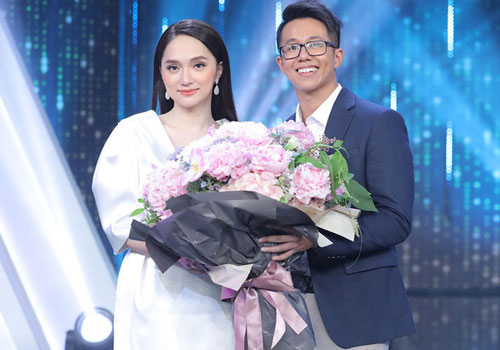 CLIP: Hương Giang 'theo chàng về dinh' bằng siêu xe sau màn trao hoa hẹn hò