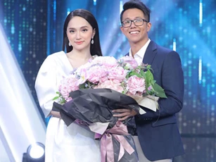 CLIP: Hương Giang 'theo chàng về dinh' bằng siêu xe sau màn trao hoa hẹn hò