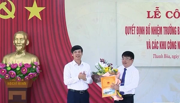 Chủ tịch UBND tỉnh Thanh Hóa Nguyễn Đình Xứng trao Quyết định điều động và bổ nhiệm ông Nguyễn Tiến Hiệu giữ chức Trưởng Ban Quản lý KKTNS & CKCN tỉnh Thanh Hóa. 