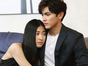 Cô vợ xinh đẹp và điệu đà bỗng mặc toàn đồ cũ, để mặt mộc đi làm khiến chồng khó hiểu vô cùng, đến khi biết nguyên do thì anh sợ "thót tim"