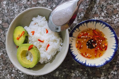 Cơm bơ chan nước mắm và 4 cách ăn khác lạ của người Việt