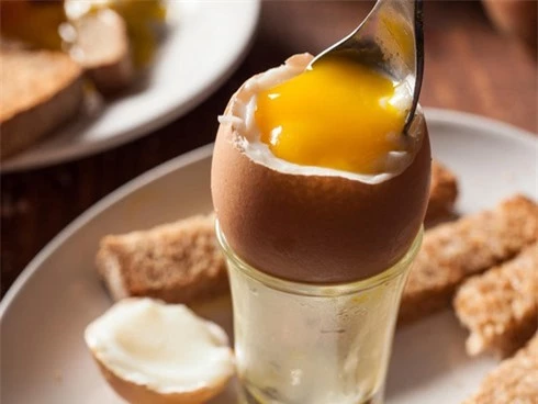 Trứng sống có khả năng nhiễm khuẩn cao vì thế cần chú ý hơn khi ăn.