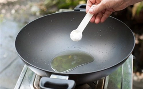 Khi chiên rán bạn nên cho chút muối để không bị bắn