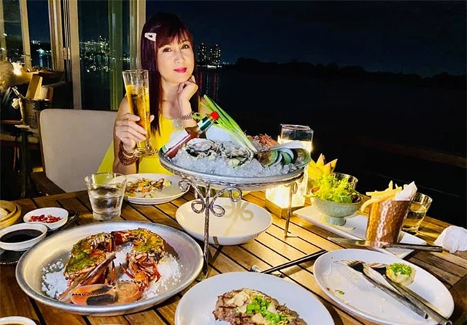 Tối 7/8 Hiền Mai tổ chức buổi tiệc sang trọng, ấm cúng ở một nhà hàng ven sông, mừng con trai cưng đạt thành tích tốt trong năm học vừa qua.