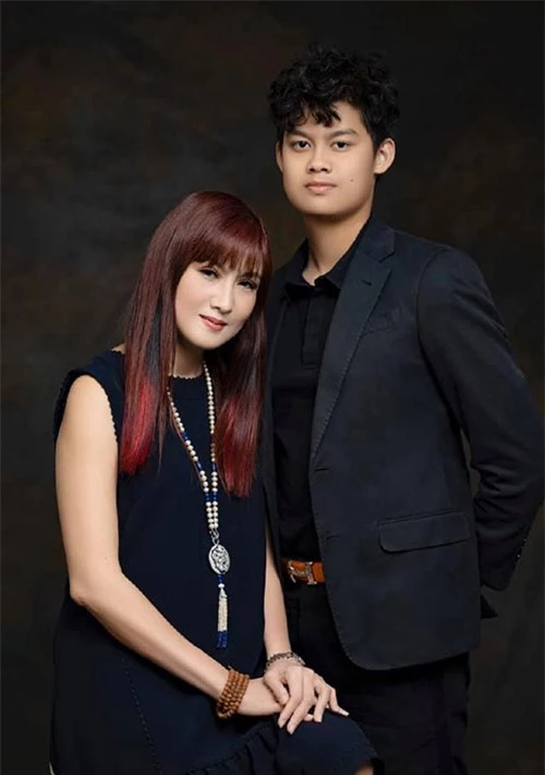 Tony hiện cao gần 1,8 m và vẫn đang trong giai đoạn phát triển chiều cao. Hiền Mai tiết lộ con trai muốn thử sức làm người mẫu khi trưởng thành.