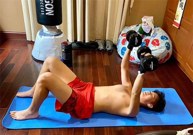 Tony rất chăm tập luyện thể dục thể thao. Cậu từng đoạt huy chương và cup vô địch các giải bơi ở trường.