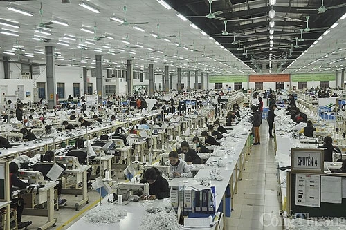 Sản xuất may mặc tại nhà máy may Havina Kim Kiên, Nghệ An.