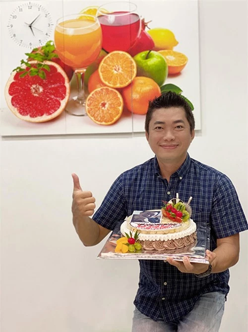 Kinh Quốc hào hứng mừng tuổi mới. Trông anh còn khá trẻ trung, phong độ dù sắp vào ngưỡng ngũ tuần.