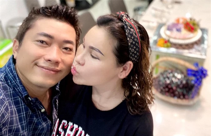 Kinh Quốc và vợ đại gia kết hôn hơn 10 năm, tình cảm vẫn mặn nồng. Họ có một con gái chung đã 6 tuổi.