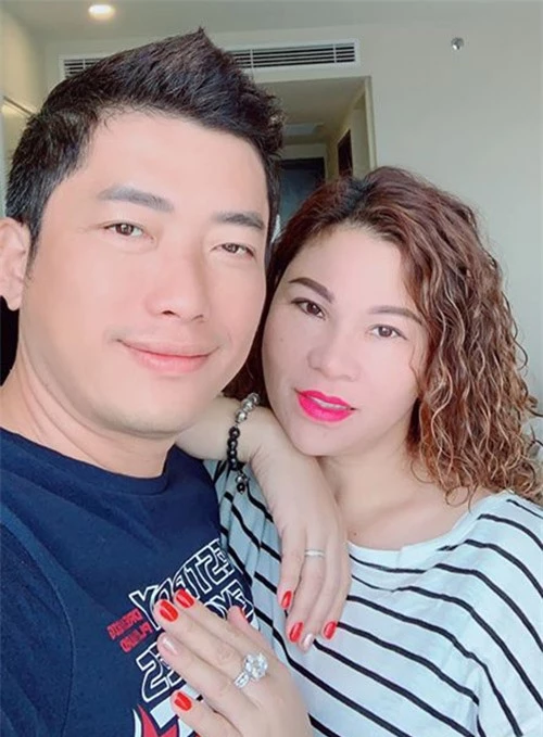 Hôn nhân của đôi vợ chồng bằng tuổi, khác biệt tính cách êm ấm vì cả hai biết nhường nhịn, quan tâm đến suy nghĩ của nhau.