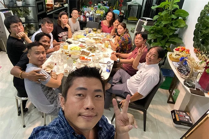 Ngày 8/8 là sinh nhật Kinh Quốc nhưng anh làm tiệc sớm một hôm vào tối 7/8 để tối nay sang ăn mừng tuổi mới của người bạn thân.