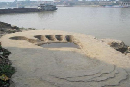 Ly kỳ truyền thuyết về dấu chân khổng lồ bên bờ sông Lô