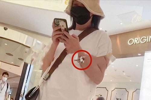 Ăn mặc đơn giản xuất hiện sau tin đồn ly hôn, Triệu Vy gây chú ý khi sử dụng món phụ kiện hàng trăm triệu đồng