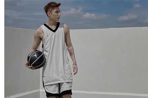 Sơn Tùng khoe tóc mới qua loạt ảnh bóng rổ "cực ngầu" nhưng dân tình chỉ chú ý vào 2 bắp tay săn chắc