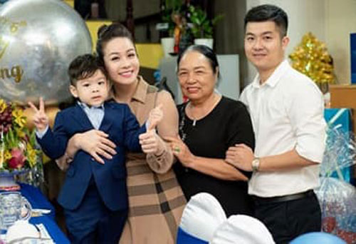 Dân tình bất ngờ 'đào mộ' chuyện Nhật Kim Anh nhường quyền nuôi con vì không đủ tài chính