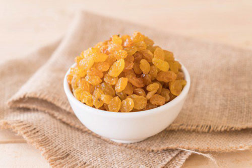 Nho khô đừng vội ăn ngay, thêm một bước sẽ giúp nho sạch bong, hết bay bụi cát