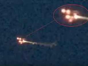 Nhiều vật thể lạ bốc cháy ‘truy đuổi’ nhau trên bầu trời, nghi là UFO