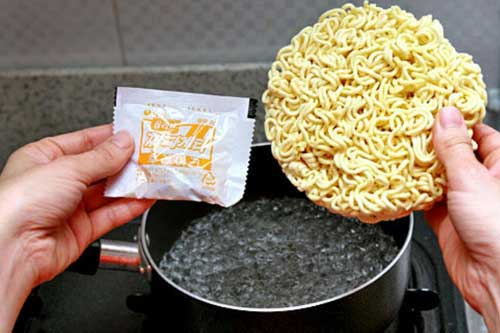 Đảm bảo 99% chị em chưa biết: Nấu mì ăn liền thì cho gia vị hay mì vào trước và cách nấu ngon chuẩn vị
