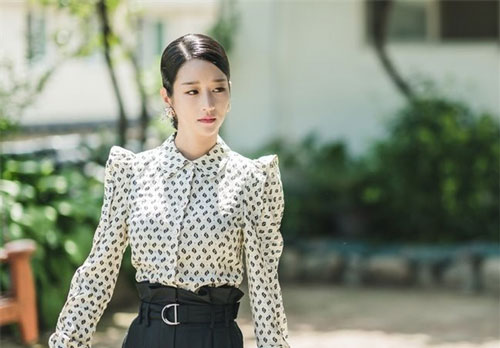 Diện đồ hiệu suốt từ đầu phim nhưng riêng lần này Seo Ye Ji bị chê “không phù hợp”