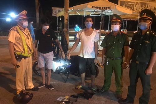 Hai thanh niên 'ôm' ma tuý định vượt chốt kiểm dịch ở Đà Nẵng