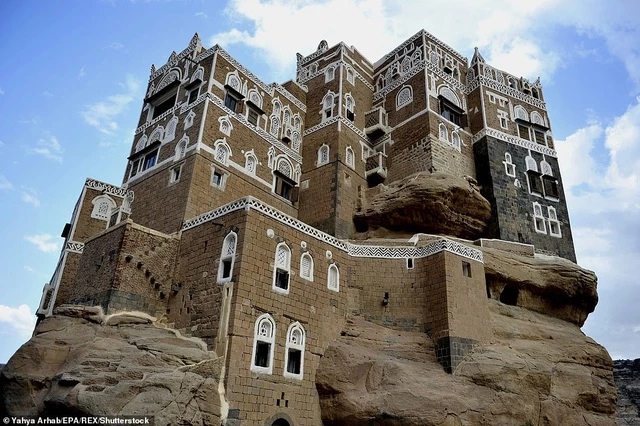 Tòa lâu đài cao 5 tầng Dar al-Hajar nằm trong một thung lũng có cảnh quan đẹp huyền hoặc, công trình như thể “mọc ra” từ một trụ đá cao ngất.
