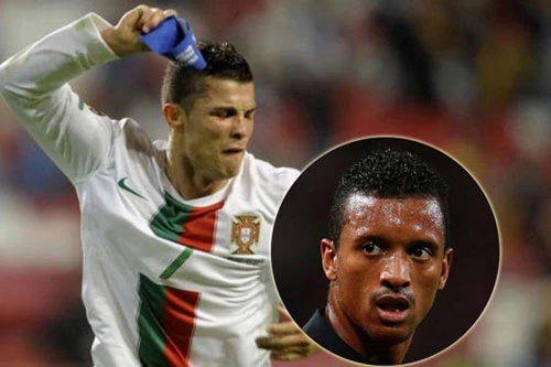 Ronaldo bực tức vì bị Nani ngăn cản ghi bàn.