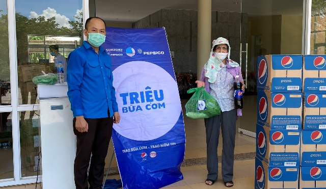 24.000 “bữa cơm” được trao cho người dân có hoàn cảnh khó khăn do tác động của dịch Covid-19 tại Đà Nẵng và Quảng Nam   