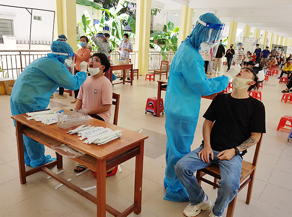Đà Nẵng lấy mẫu xét nghiệm cho hơn 620 du khách trước khi trở lại TP.HCM
