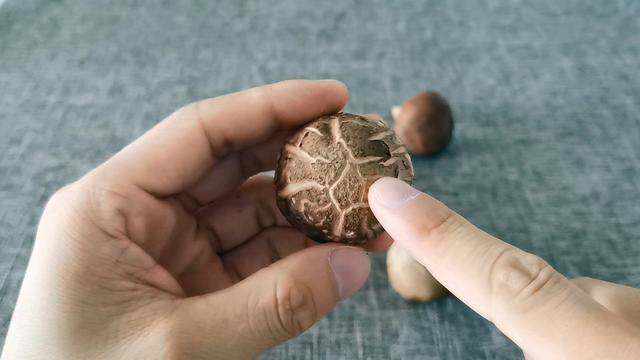 Người bán hàng không bao giờ nói: Chọn nấm hương tươi nên lấy cái to hay cái nhỏ?