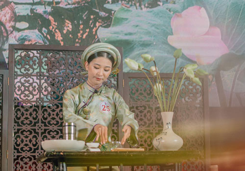 Vẻ đẹp chuẩn con gái Huế của thí sinh Hoa hậu Việt Nam 2020