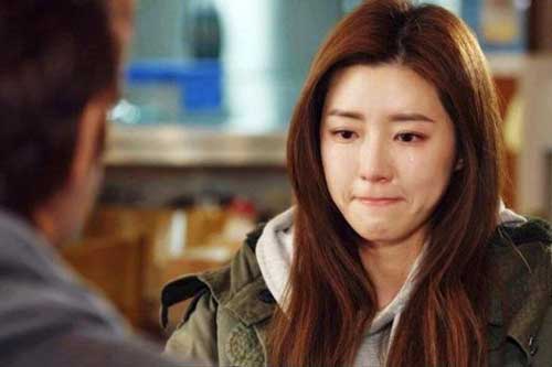 Chồng vừa mất đã vội tái hôn, tôi cắn răng chịu đựng xỉ vả vì lý do "hoảng hồn"