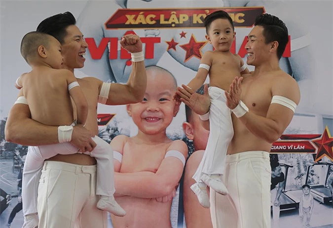 Anh em Quốc Cơ - Quốc Nghiệp vui mừng khi hai con hoàn thành xuất sắc buổi xác lập kỷ lục Guinness Việt Nam, hạng mục Cặp anh em nhỏ tuổi nhất thăng bằng trên tay cha, trong thời gian 1 phút 12 giây.